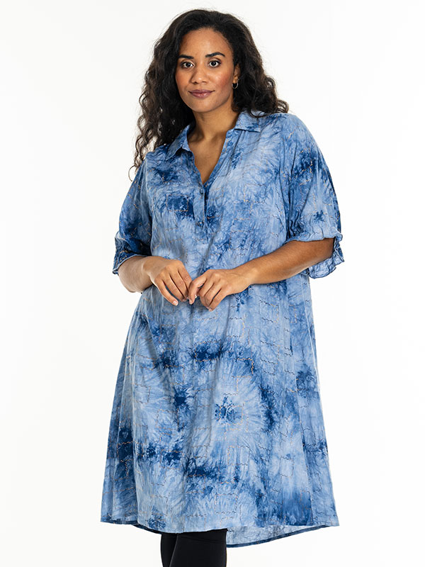 GUNDA - Plus Size Klänning fra Studio
