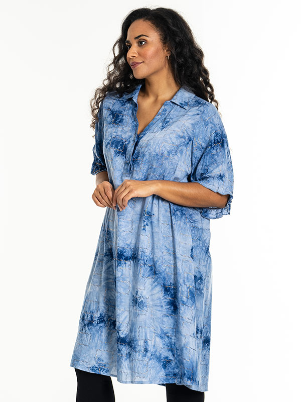 GUNDA - Plus Size Klänning fra Studio