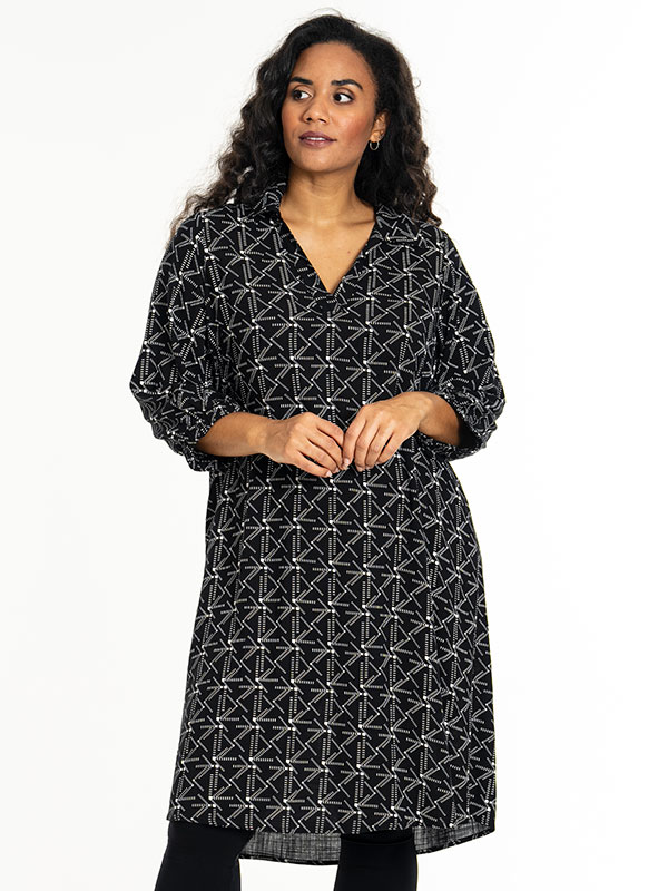 GISLA - Plus Size Klänning fra Studio