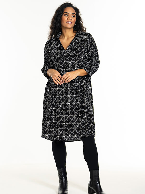 GISLA - Plus Size Klänning fra Studio