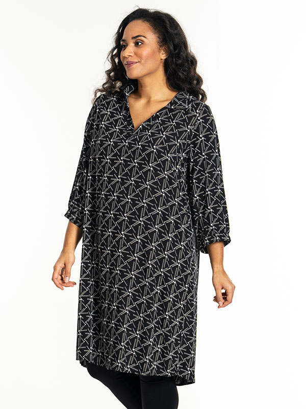 GISLA - Plus Size Klänning fra Studio