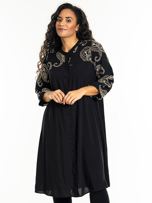 GUNDER - Plus Size Klänning fra Studio