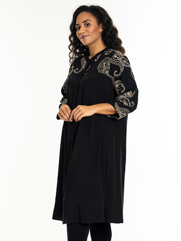 GUNDER - Plus Size Klänning fra Studio