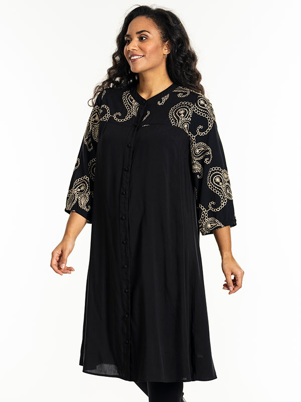 GUNDER - Plus Size Klänning fra Studio