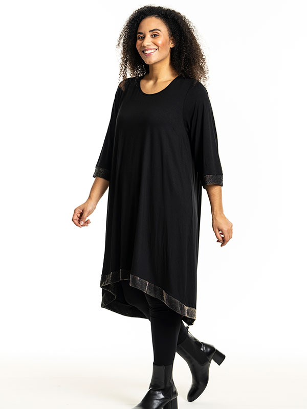 EVELYN - Plus Size Klänning fra Studio