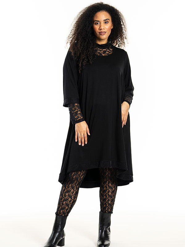 EVELYN - Plus Size Klänning fra Studio