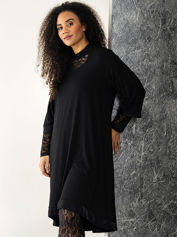 EVELYN - Plus Size Klänning fra Studio