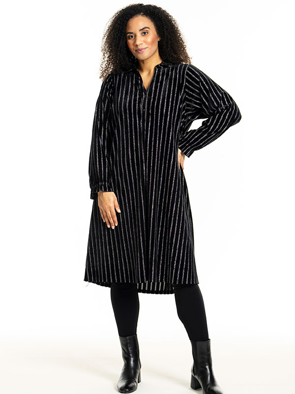 GUNDA - Plus Size Klänning fra Studio