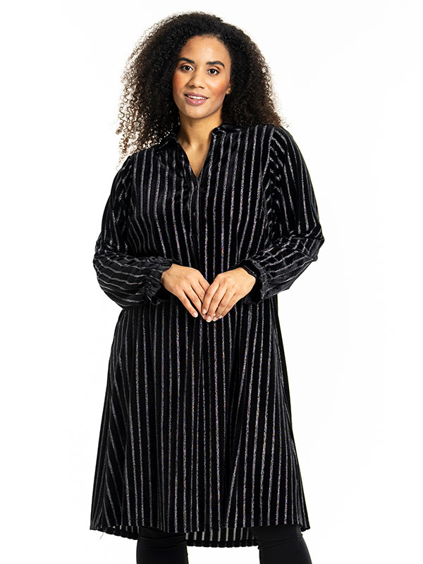 GUNDA - Plus Size Klänning fra Studio