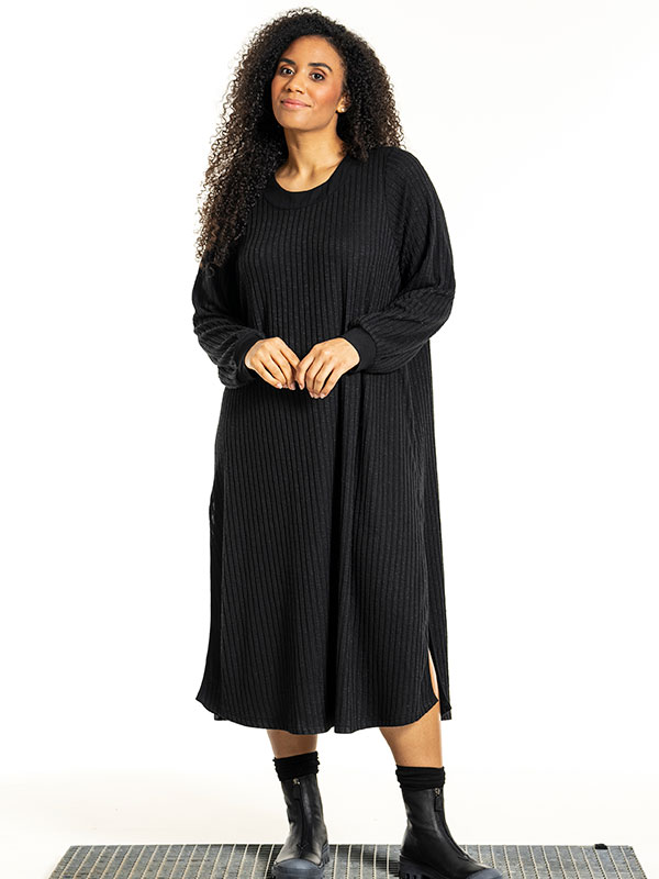INGERMETTE - Plus Size Klänning fra Studio