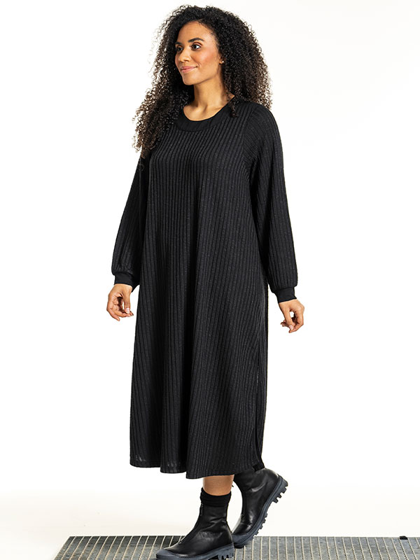 INGERMETTE - Plus Size Klänning fra Studio