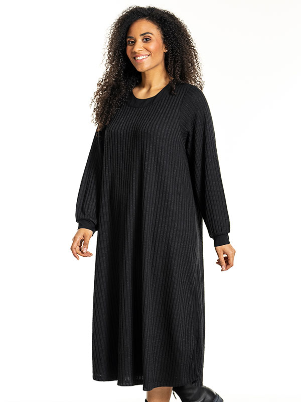 INGERMETTE - Plus Size Klänning fra Studio
