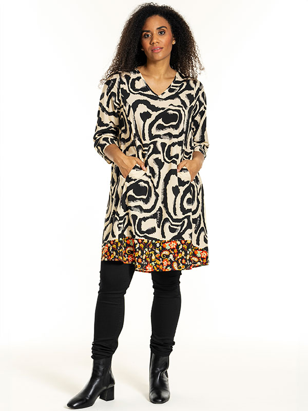 BIRGITTE - Plus Size Klänning fra Studio