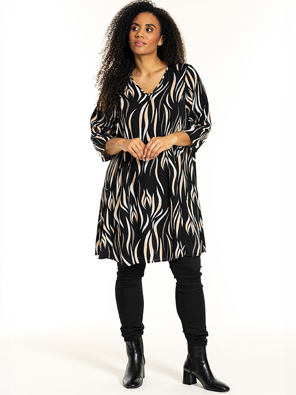 BIRGITTE - Plus Size Klänning fra Studio