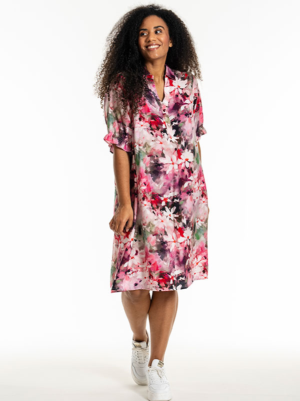GUNDA - Plus Size Klänning fra Studio