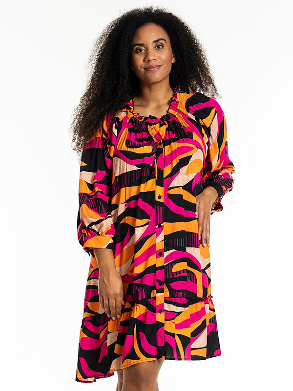 JEANETT - Plus Size Klänning fra Studio
