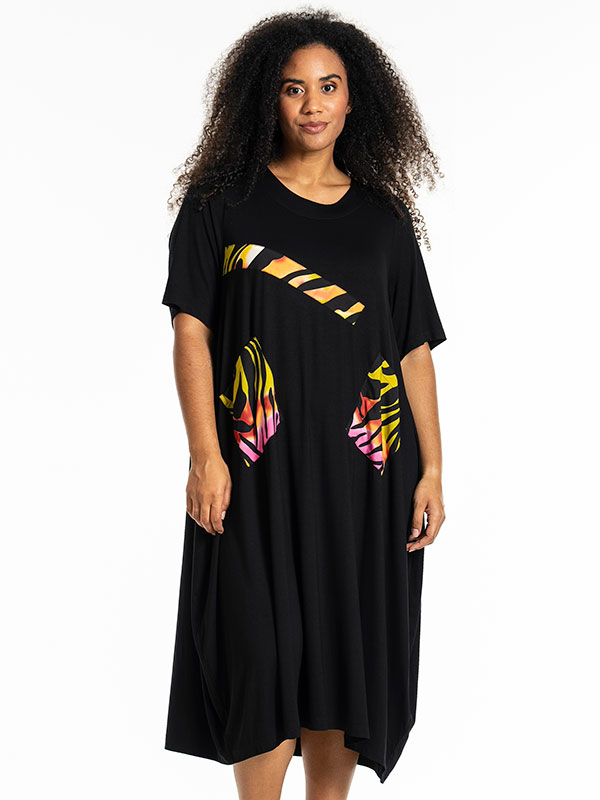 JOY - Plus Size Klänning fra Studio