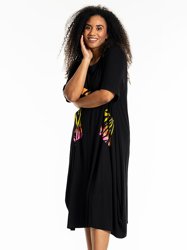 JOY - Plus Size Klänning fra Studio
