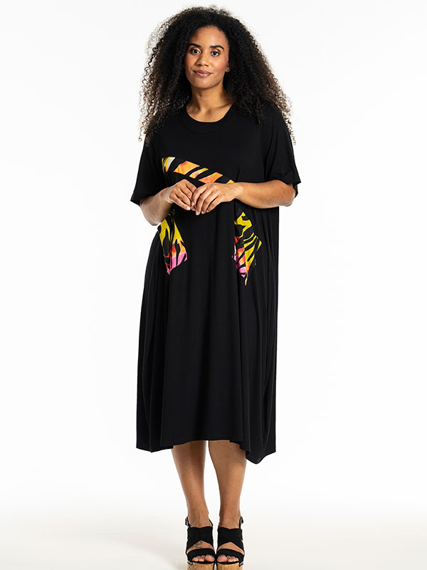 JOY - Plus Size Klänning fra Studio
