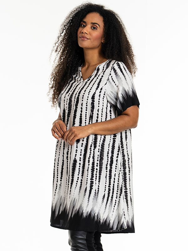 BIRGITTE - Plus Size Klänning fra Studio