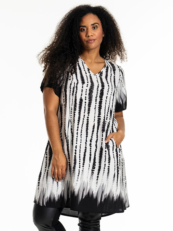 BIRGITTE - Plus Size Klänning fra Studio