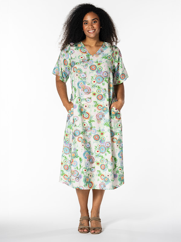 SOLVEJ - Plus Size Klänning fra Studio
