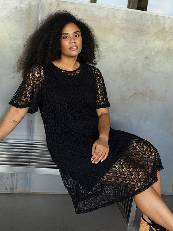 PERNILLE - Plus Size Klänning fra Studio