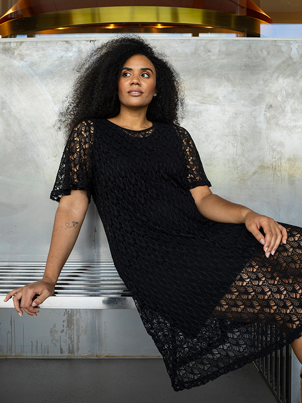 PERNILLE - Plus Size Klänning fra Studio