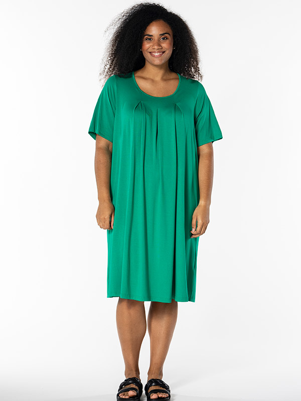 KICKA - Plus Size Klänning fra Studio