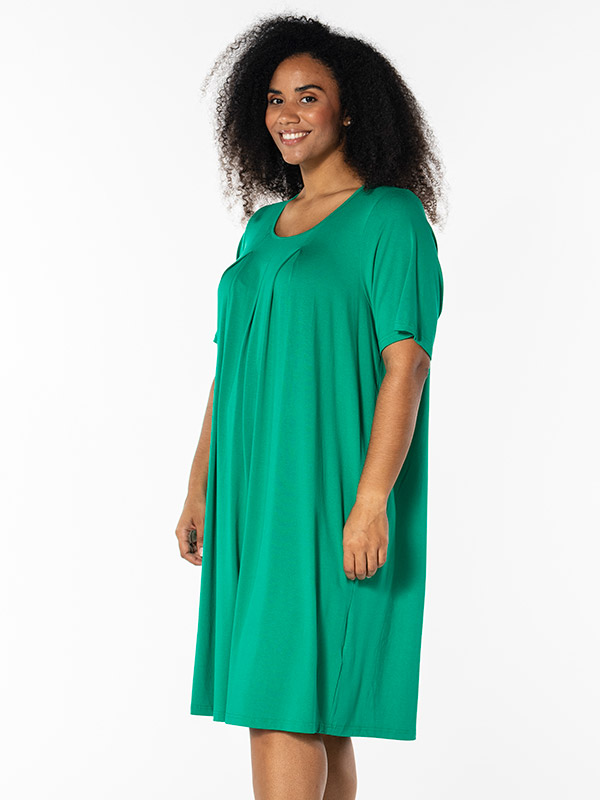 KICKA - Plus Size Klänning fra Studio