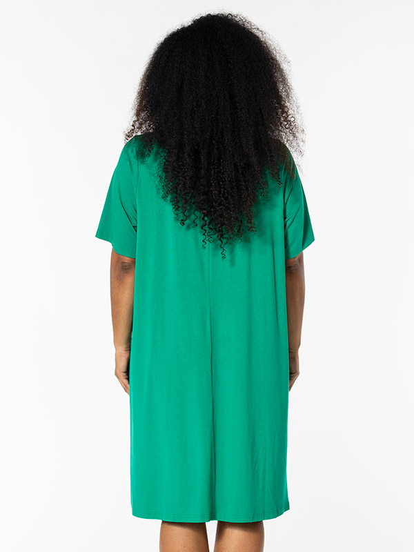 KICKA - Plus Size Klänning fra Studio