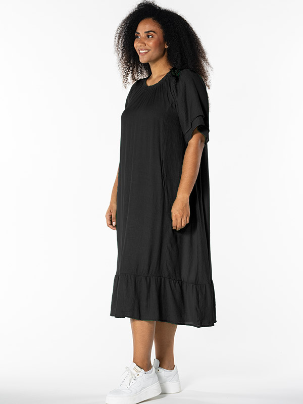 YELVA - Plus Size Klänning fra Studio