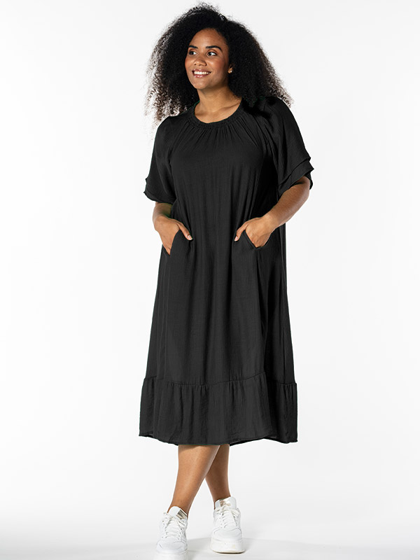 YELVA - Plus Size Klänning fra Studio
