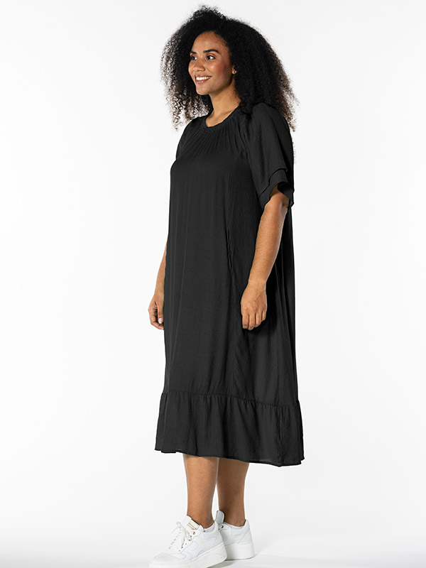 YELVA - Plus Size Klänning fra Studio