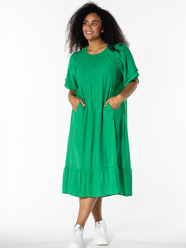 YELVA - Plus Size Klänning fra Studio