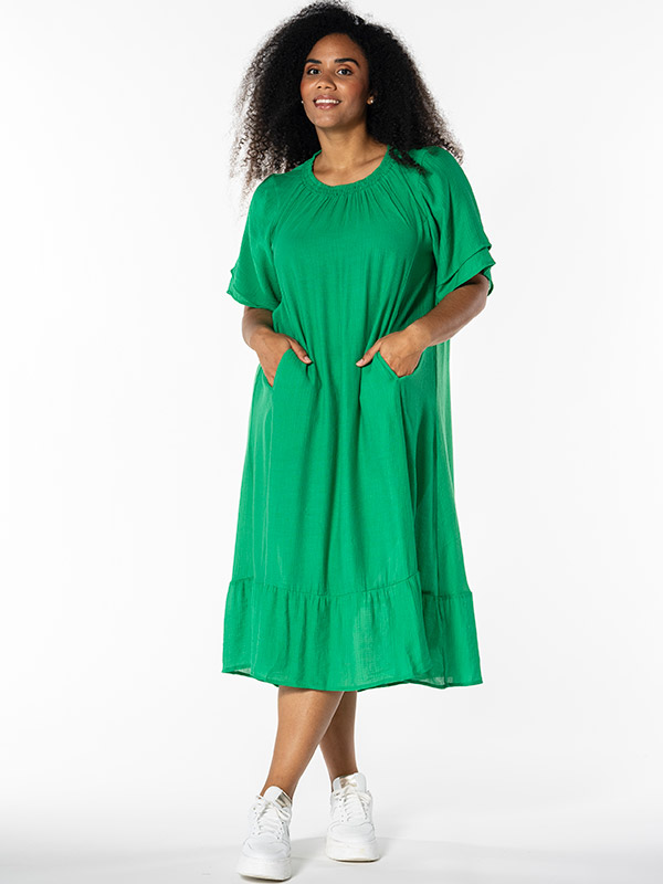 YELVA - Plus Size Klänning fra Studio