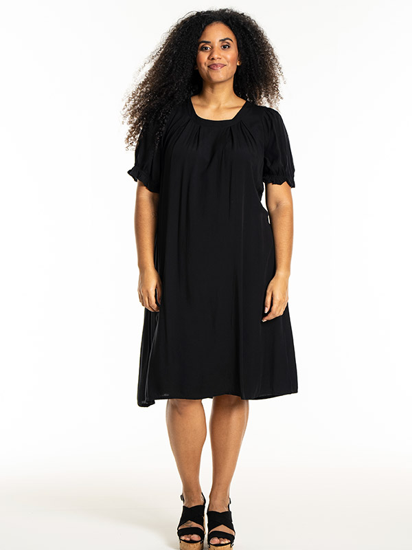 LOUISE - Plus Size Klänning fra Studio