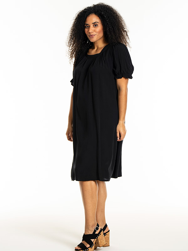 LOUISE - Plus Size Klänning fra Studio