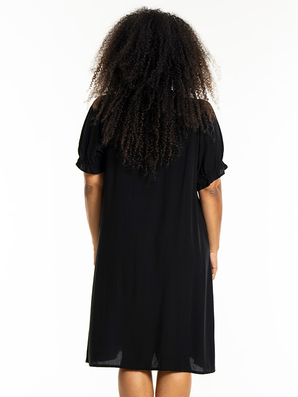 LOUISE - Plus Size Klänning fra Studio