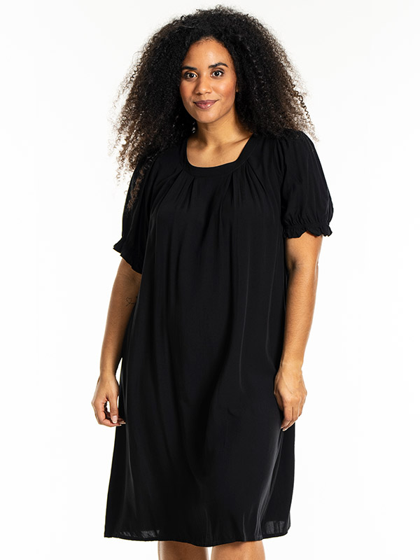 LOUISE - Plus Size Klänning fra Studio