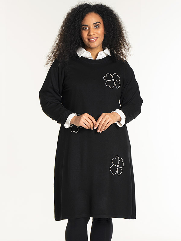 NOELLE - Plus Size Klänning fra Studio