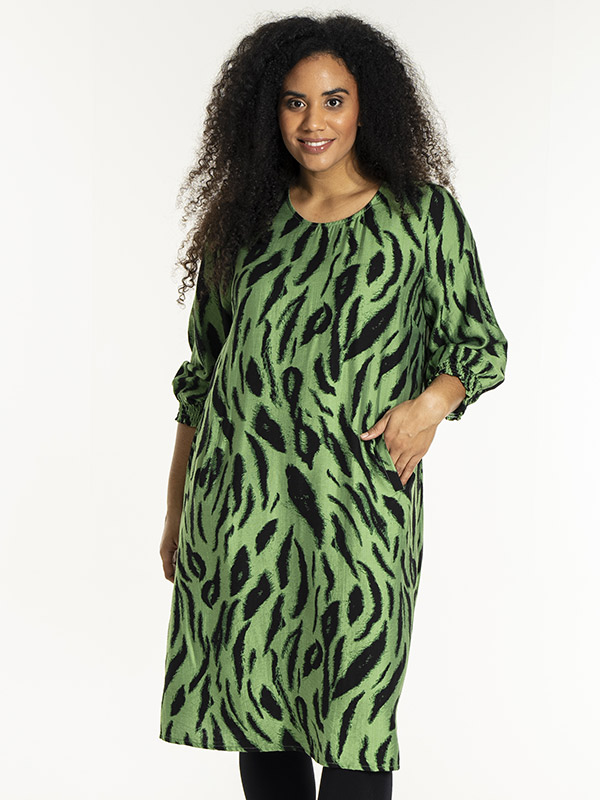 GUNNEL - Plus Size Klänning fra Studio