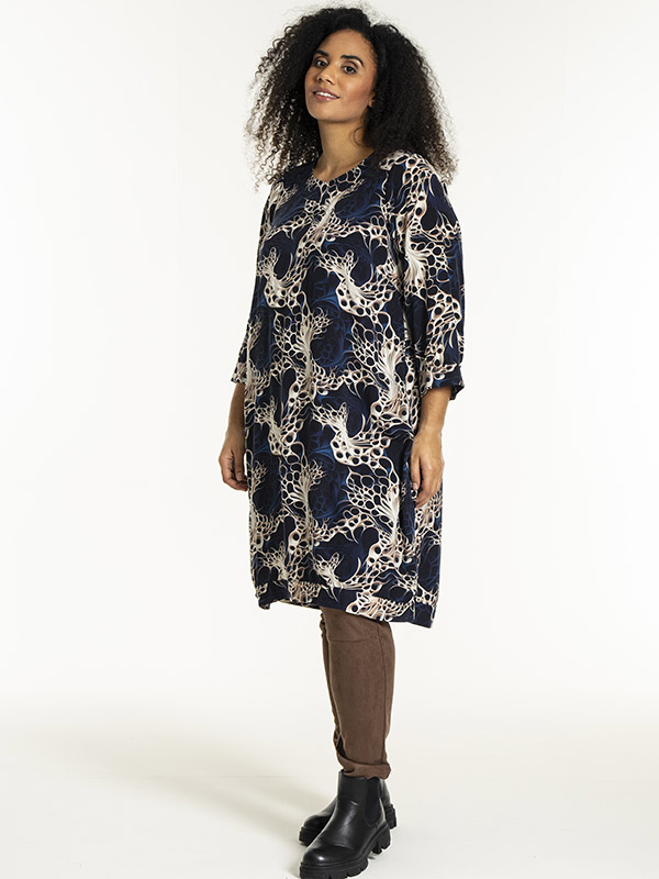 LONETTA - Plus Size Klänning fra Studio