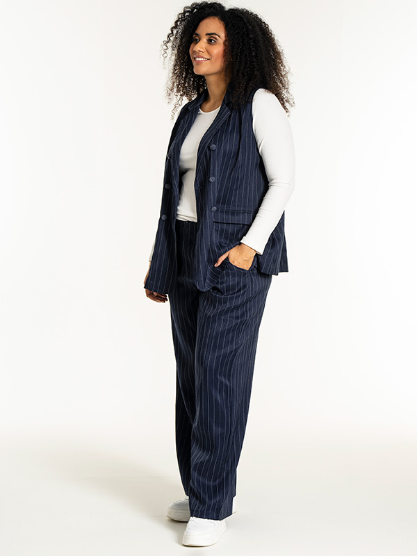 NAIA - Plus Size Väst fra Studio