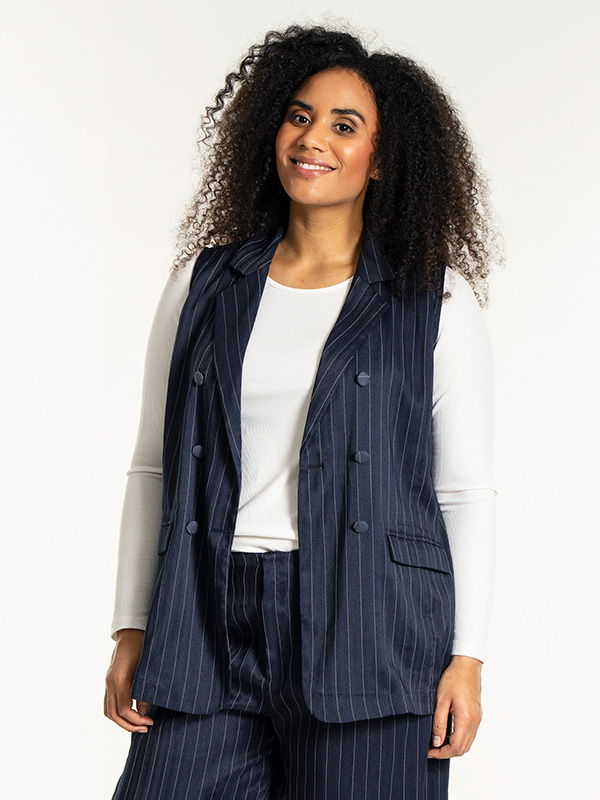NAIA - Plus Size Väst fra Studio
