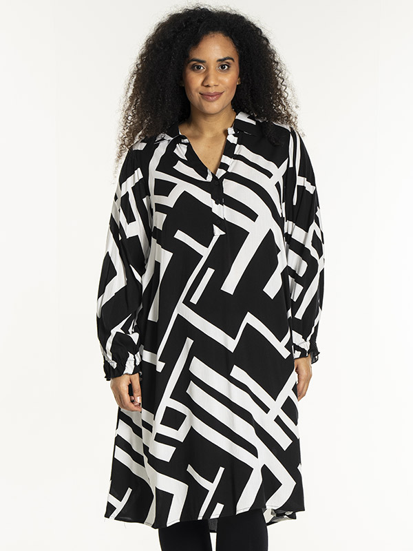 GUNDA - Plus Size Klänning fra Studio