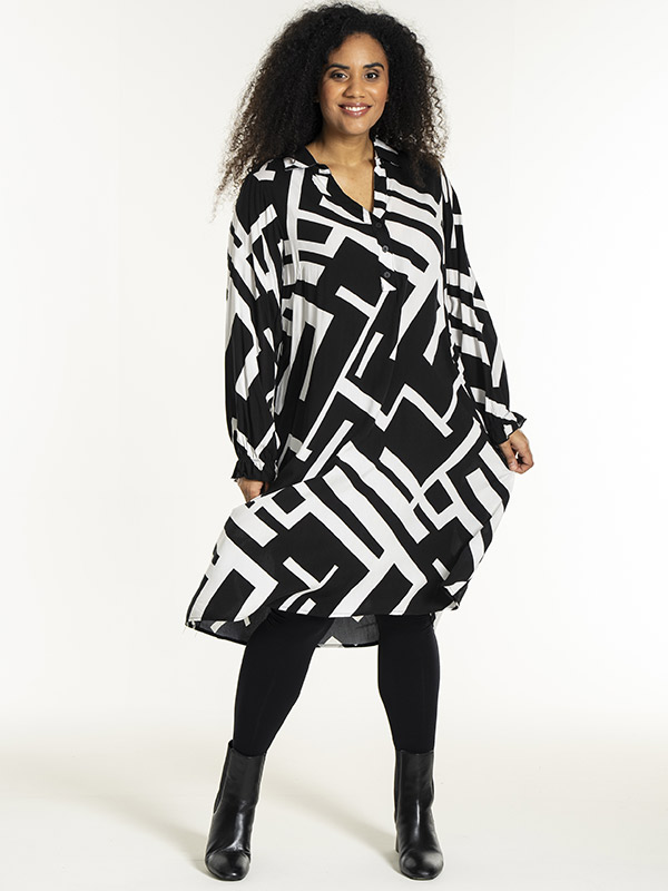 GUNDA - Plus Size Klänning fra Studio