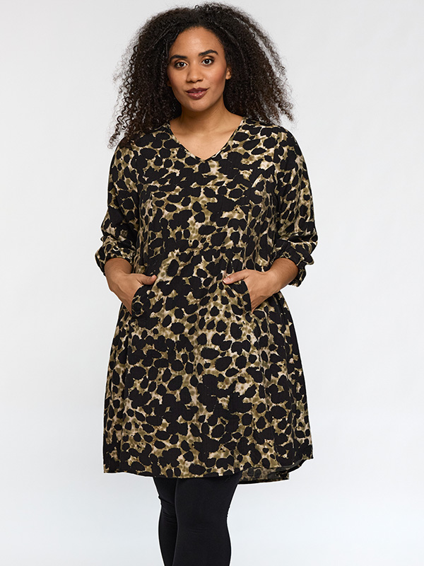 SBIRGITTE - Plus Size Klänning fra Studio