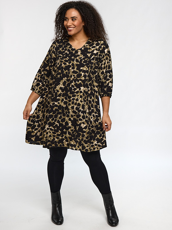 SBIRGITTE - Plus Size Klänning fra Studio
