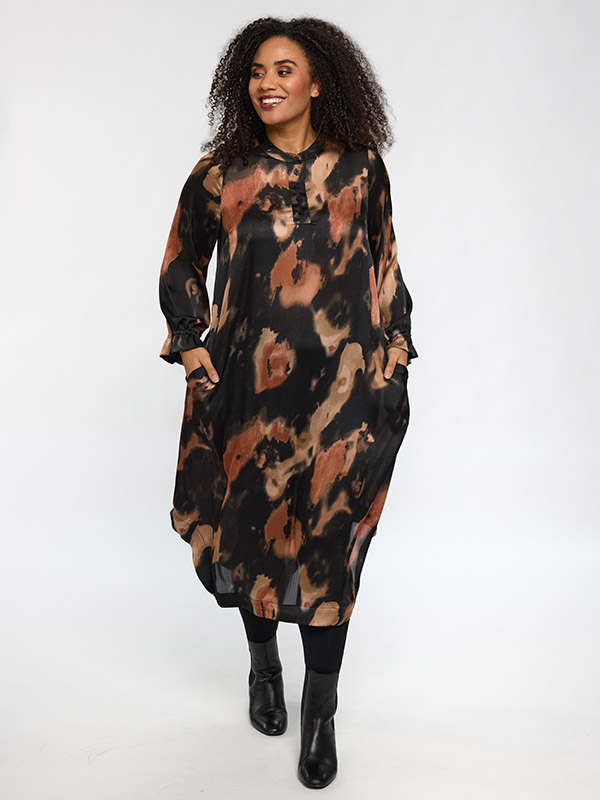 SCECILIE - Plus Size Klänning fra Studio